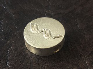 пломба с логотипом "W" на резинку для ежедневника