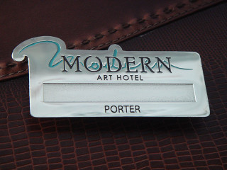 бейджи з логотипом і посадою "modern"