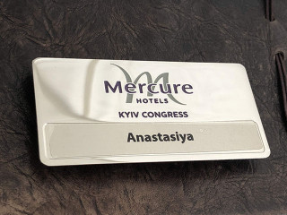 Metal badges on the "mercure" magnet