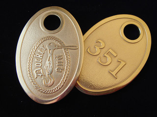 Гардеробные номерки из металла "docker pub"