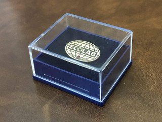 пластиковий футляр для значків