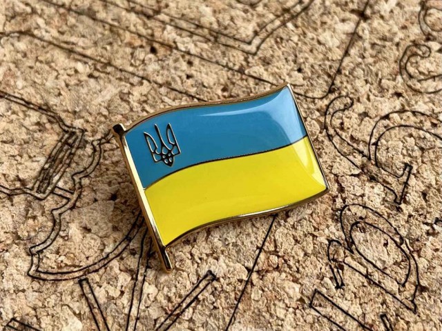 значок флаг с трезубцем - Государственный флаг Украины