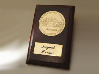 медали на деревянной плакетке