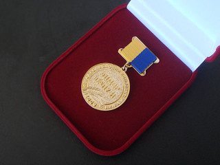 Медалі в оксамитових футлярах "лідер галузі"