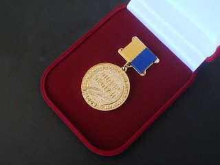 Медали в бархатных футлярах "лидер отрасли"