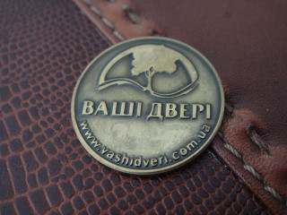 латунные накладки с логотипом на двери