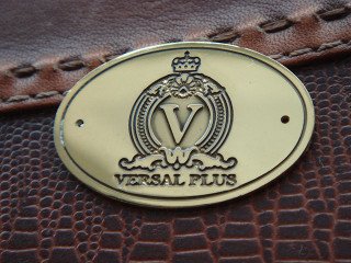 metal label "versal plus"
