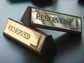 настольные металлические таблички reserved