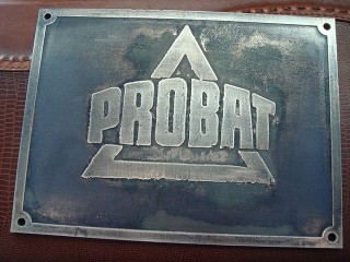 металлическая табличка с логотипом "probat"