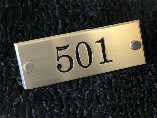 металлические таблички с номером