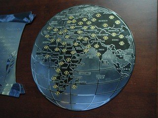 наградная табличка из металла на деревянной подложке