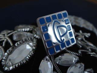 травлені значки з логотипом "ср"