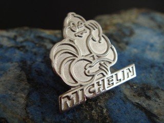 металеві штамповані значки з лого "michelin"