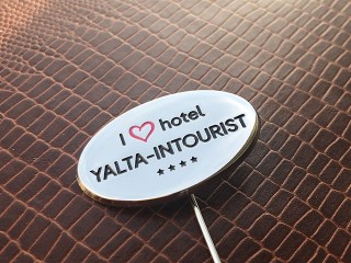 металлические значки с логотипом hotel yalta intourist